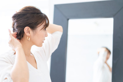 年轻女子在家里做头发
