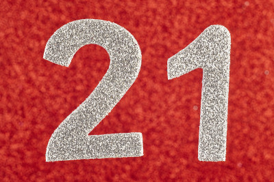 21号，红色背景上的银色。周年纪念日。水平