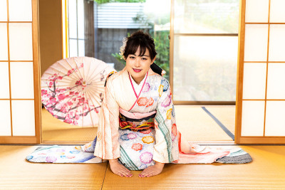 和服的女子鞠躬