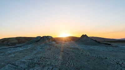 夕阳下的泥火山