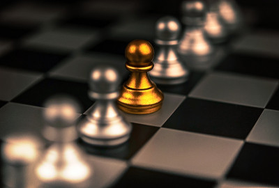 从人群中脱颖而出，个性的概念，古怪的棋子