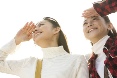 仰望天空的女人
