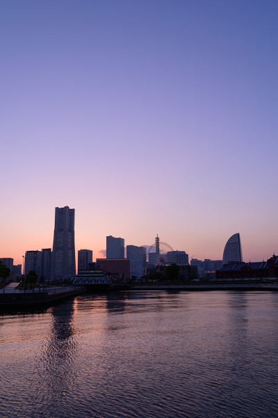 暮色中横滨Minatomirai的摩天大楼