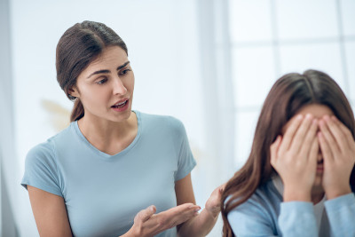 细心有见识的母亲对转身的女儿说话