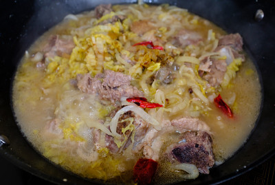 中国东北地区传统美食，红烧猪肉和酸菜特写