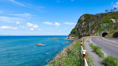 第402号国道“越后Nanaura海滨线”(新泻县新泻市)可以俯瞰日本海。