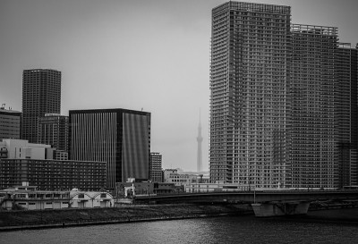 东京台场湾的东京天空树塔背景。