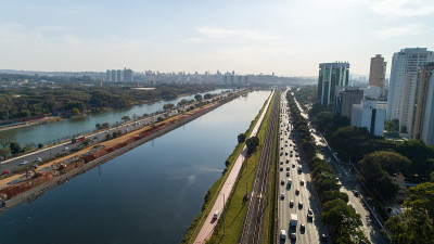 巴西圣保罗的Pinheiros边缘与Pinheiros河和现代建筑的观点