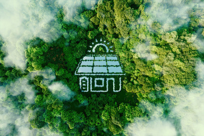 在一片健康的森林中，有一个由太阳能电池板和电池组成的房子形状的湖，象征着太阳能在家庭条件下的生态储存