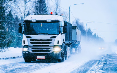 芬兰拉普兰的卡车在雪地里行驶