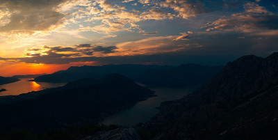 地平线上的最后一缕阳光。黑山的科托湾