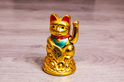 木制地板上的猫鼬雕像