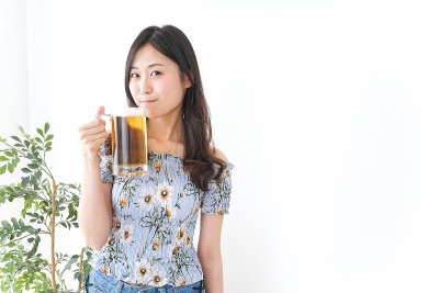 年轻女子喝啤酒