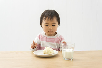 孩子吃面包