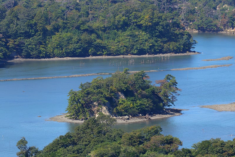 日本三大风景名胜之一的松岛，从位于大松岛的御盛观景台可以看到松岛湾，这是日本宫城县松岛的四大景观之一