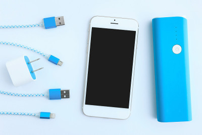 USB充电线与智能手机和电池组俯视图