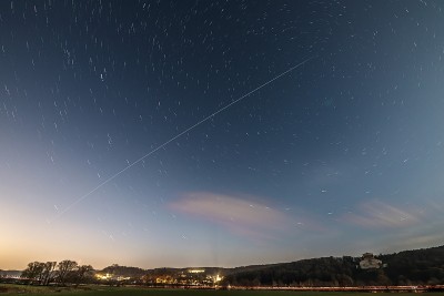 德国巴伐利亚州，日落时国际空间站ISS的长时间曝光，背景是雷根斯堡附近的Walhalla