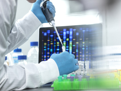 科学家将样本移液到小瓶中进行DNA测试