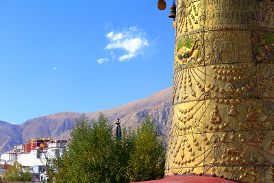 屋顶上的胜利旗帜——布达拉宫为背景。Jokhang-Lhasa-Tibet。1423
