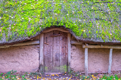 用粘土和圆木建造的老长屋，屋顶是茅草