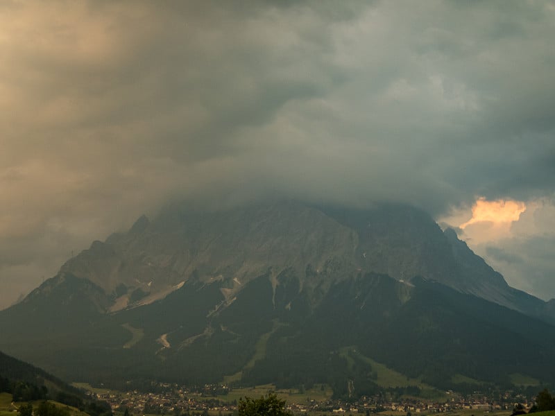 在Ehrwald附近的Tiroler Zugspitz竞技场徒步旅行