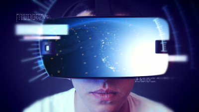 帅气的年轻人戴着VR头戴体验虚拟现实。