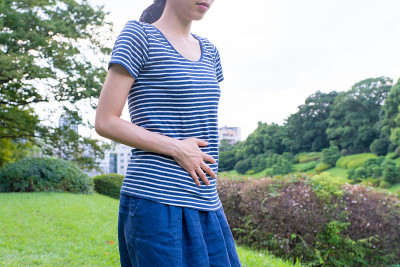 女人摸着自己的胸部