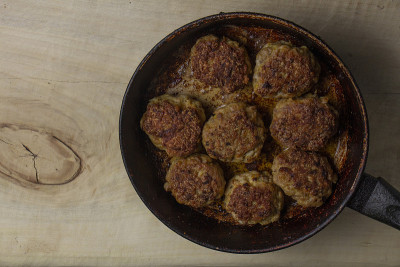 烤煎锅里的新鲜肉片。
