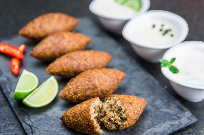 美味的黎巴嫩(阿拉伯)食物，kibbeh (kibe)在黑色板岩和花岗岩背景。