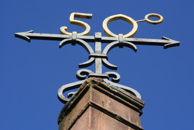 符号“纬度50度”