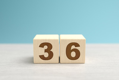 组成数字36的木制玩具积木