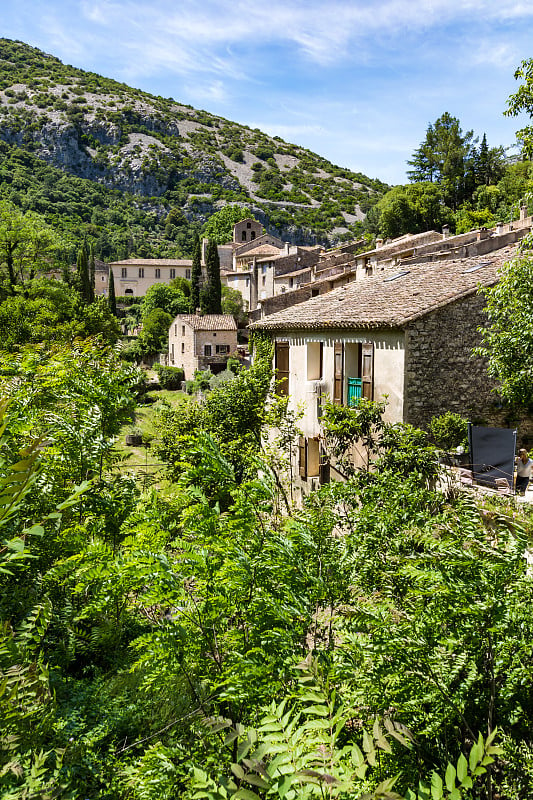 中世纪村庄Saint-Guilhem-le-Désert (Occitanie，法国)的夏季景观