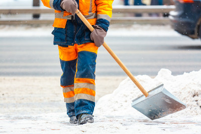 公共服务工人在冬天清扫道路上的积雪，在暴风雪后清扫城市街道和道路。莫斯科,俄罗斯。