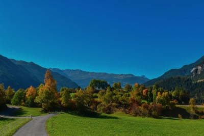 绚丽多彩的瑞士秋景。