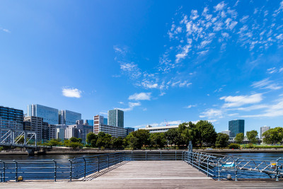从木甲板的Tennozu看到的城市景观