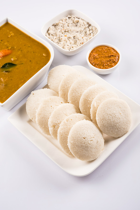 Idli sambar的白色背景
