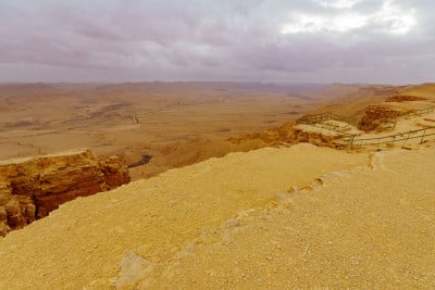 Makhtesh(火山口)Ramon的日落视图