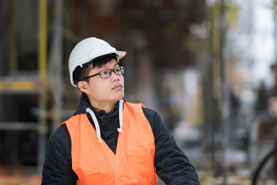 年轻的亚洲工程师在建筑工地工作