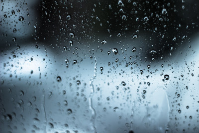 雨水落在汽车的挡风玻璃上