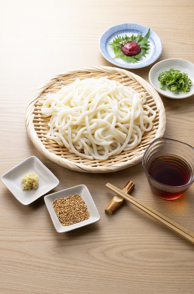 工作室拍摄的冷乌冬面