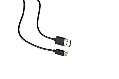 Usb到micro Usb线在白色背景复制空间