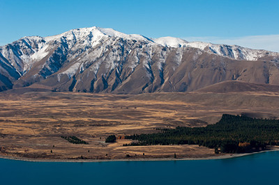 特卡波湖和周围山脉的风景