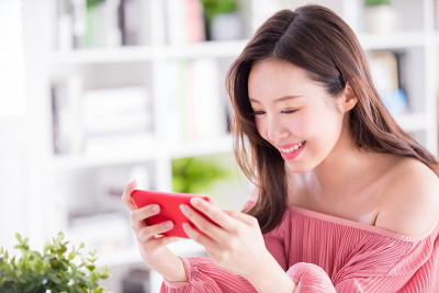 女性玩手机游戏