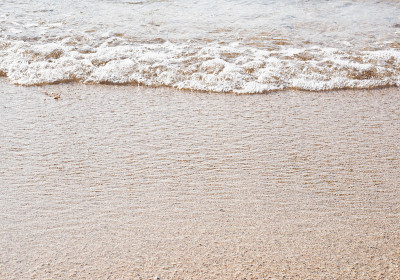 沙努尔海滩的海浪