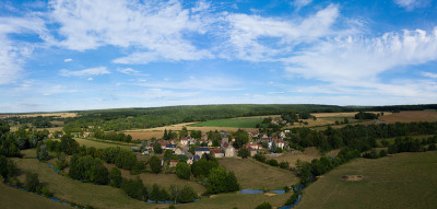 在Nièvre，勃艮第，法国，一个传统的村庄和一条小河流的全景。