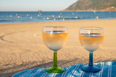 普罗旺斯的夏日，在法国瓦尔省土伦附近的沙滩和蓝色大海上，喝着冰冷的灰玫瑰葡萄酒