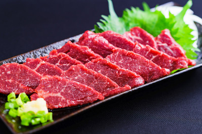 把肉放在盘子里
