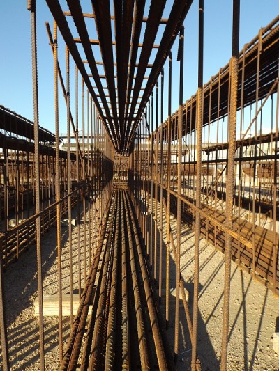 在阳光下的建筑工地上熨烫。