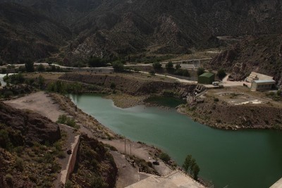 位于Cañon del Atuel的Dique Valle Grande河水库内的景观，