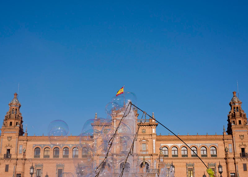 (西班牙塞维利亚)。广场España -一个泡泡棒穿过在维森特特拉弗喷泉和展馆的中央部分。